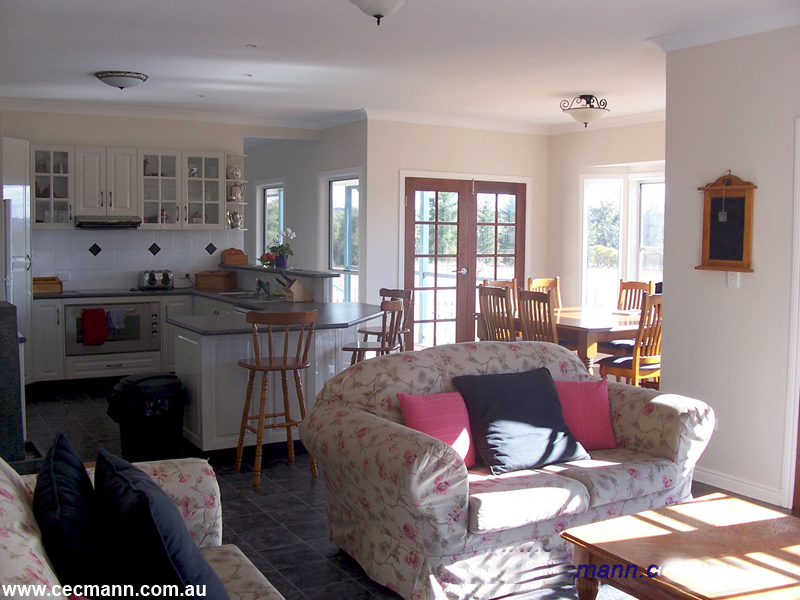 SPACIOUS FAMILY LIVING Picture 3