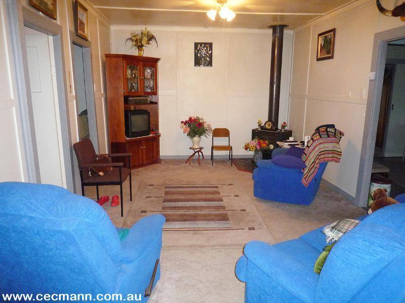 CHARMING, PRACTICAL & PRICED RIGHT Picture 3