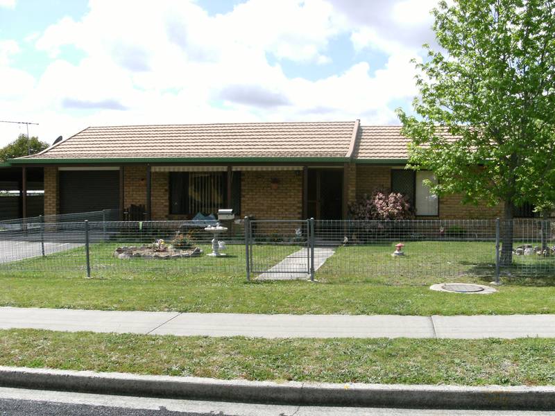 FULLY FURNISHED 3 BEDROOM HOME Picture 1