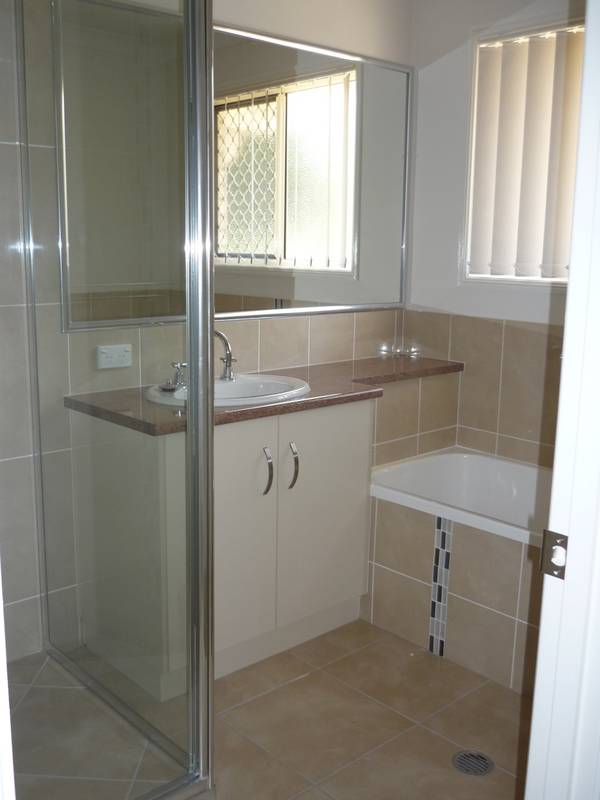 STUNNING BRAND NEW HOME Picture 3