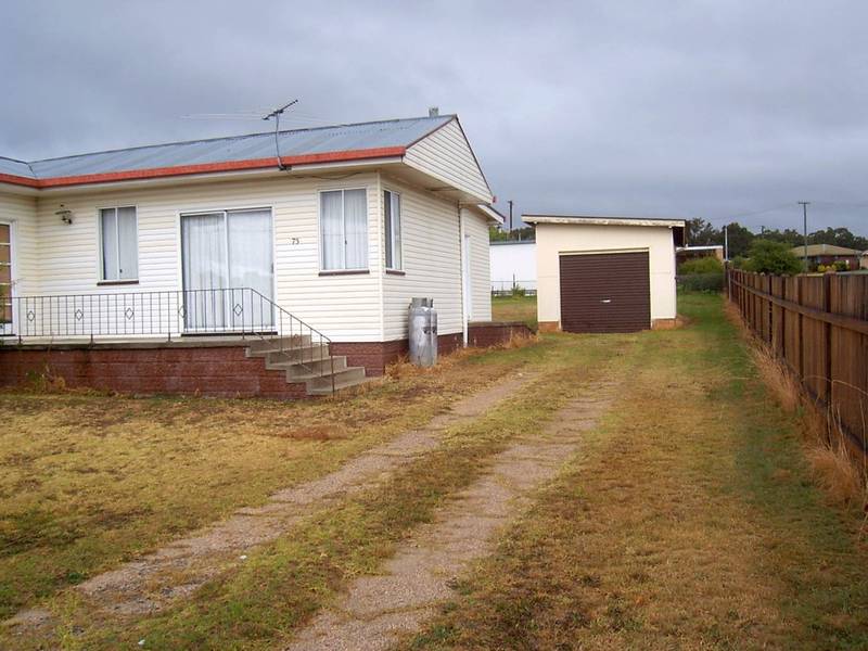 3 BEDROOM HOME - FULLY FENCED Picture 2