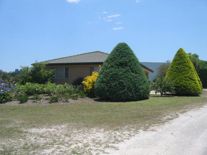 4 BEDROOM BRICK HOME SUITED FOR FAMILY Picture 1