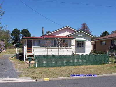 3 BEDROOM HOME WITH LARGE YARD Picture