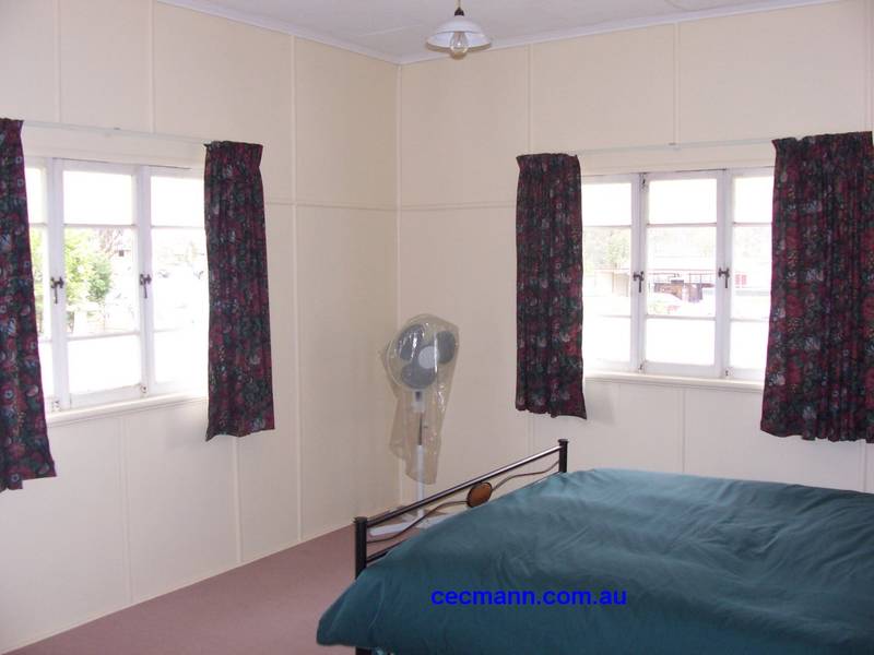 3 BEDROOM HOME WITH LARGE YARD Picture 3