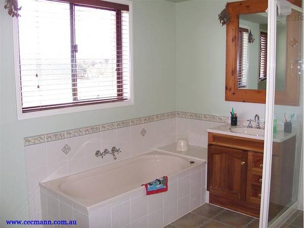 LARGE FAMILY HOME ON 12.27 HA Picture