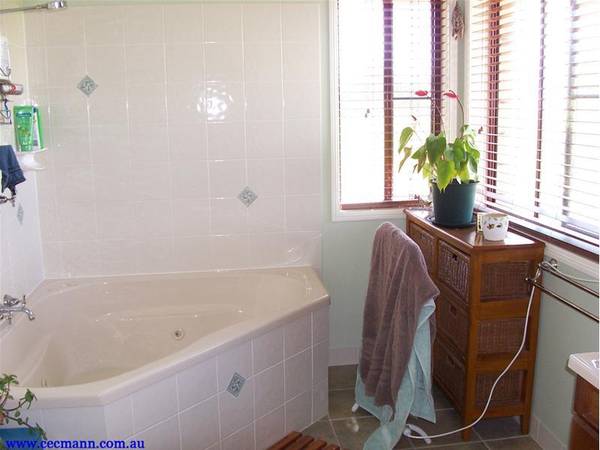 LARGE FAMILY HOME ON 12.27 HA Picture