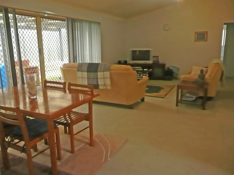 WALK TO THE LAKE OR SHOPPING CENTRE Picture