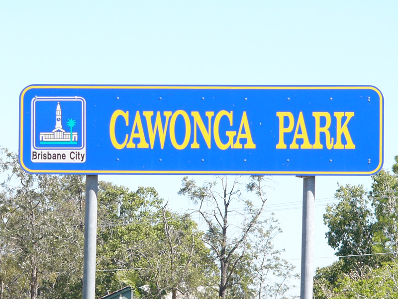 CLOSE TO SHOPS, RAIL & BUS Picture 2