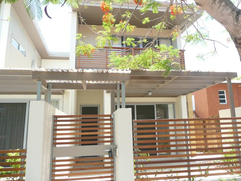 TOWNHOUSE LIVING Picture 1