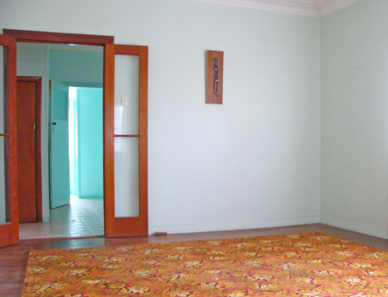 WALK TO THE SHOPS & RAIL Picture 2