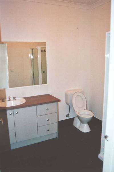 NEAR NEW TOWNHOUSE Picture 3