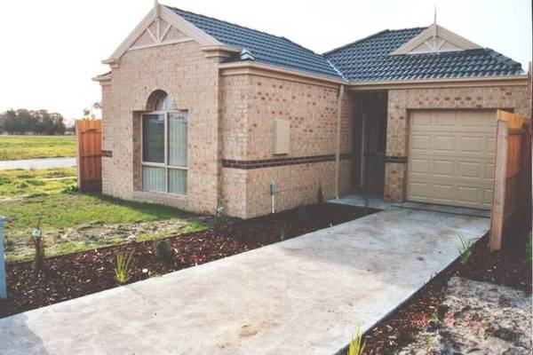 NEAR NEW TOWNHOUSE Picture 1