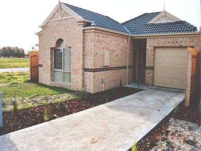 NEAR NEW TOWNHOUSE Picture