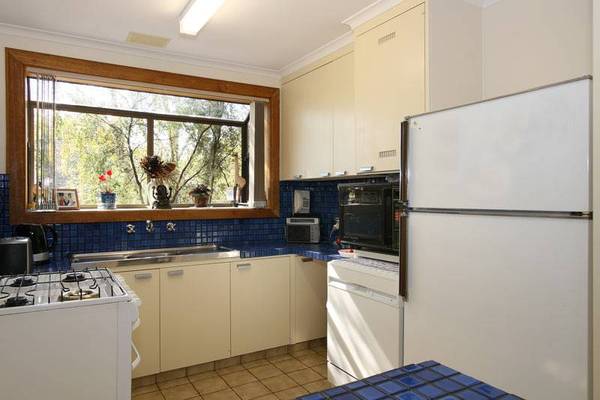 IMMACULATE - JUST MOVE IN Picture 2