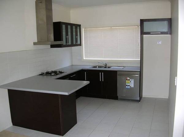 HUGE 4 BEDROOM TOWNHOUSE AT A GREAT PRICE!! Picture 2