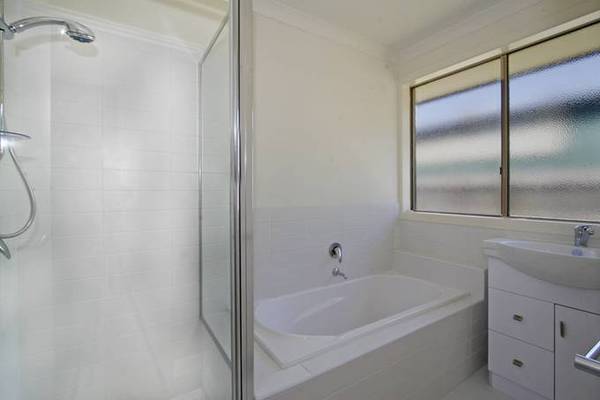 HUGE 4 BEDROOM TOWNHOUSE AT A GREAT PRICE!! Picture 3