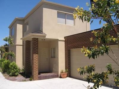 HUGE 4 BEDROOM TOWNHOUSE AT A GREAT PRICE!! Picture