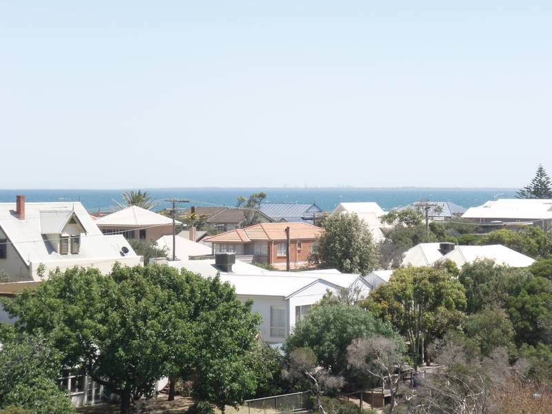 A UNIT WITH MAGNIFICENT BAY VIEWS AT A BARGAIN PRICE Picture 1