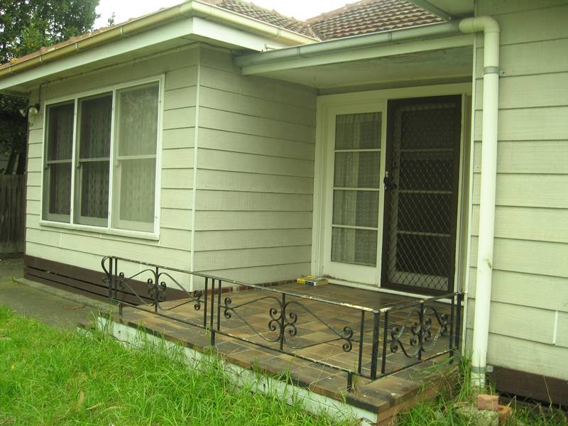 LOCATION LOCATION LOCATION-
GREAT FAMILY LIVING Picture