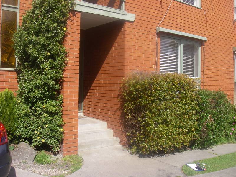 LIGHT & BRIGHT WITH VIEWS OF THE BAY Picture 2