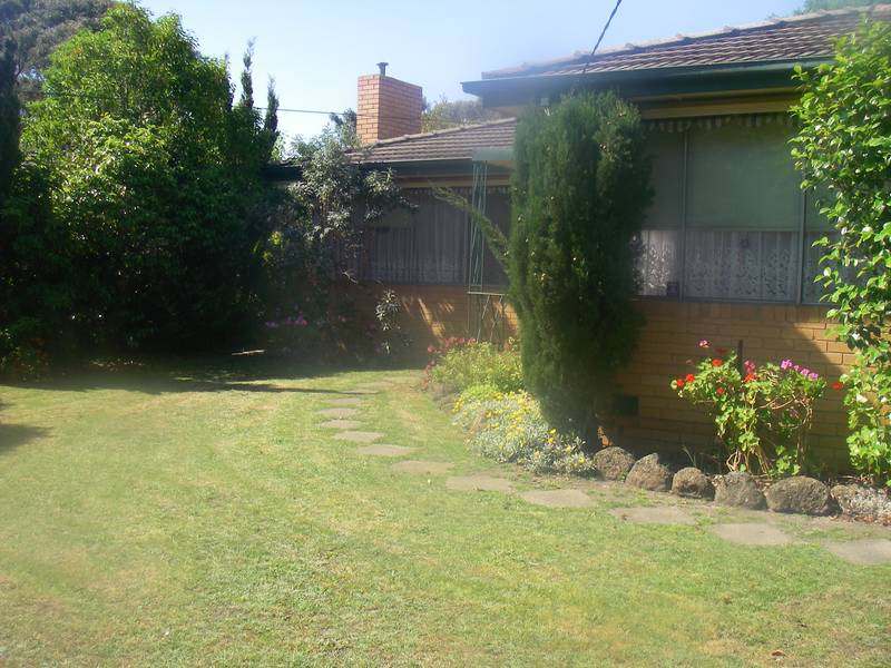 CLOSE TO SCHOOL & SHOPS Picture 1