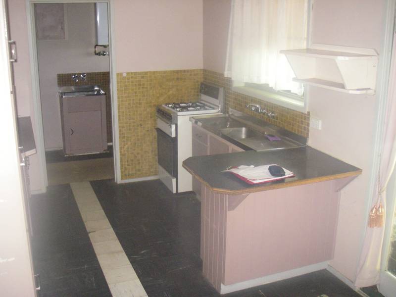 CLOSE TO SCHOOL & SHOPS Picture 2