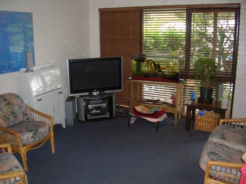 TWO STOREY TOWNHOUSE Picture 3