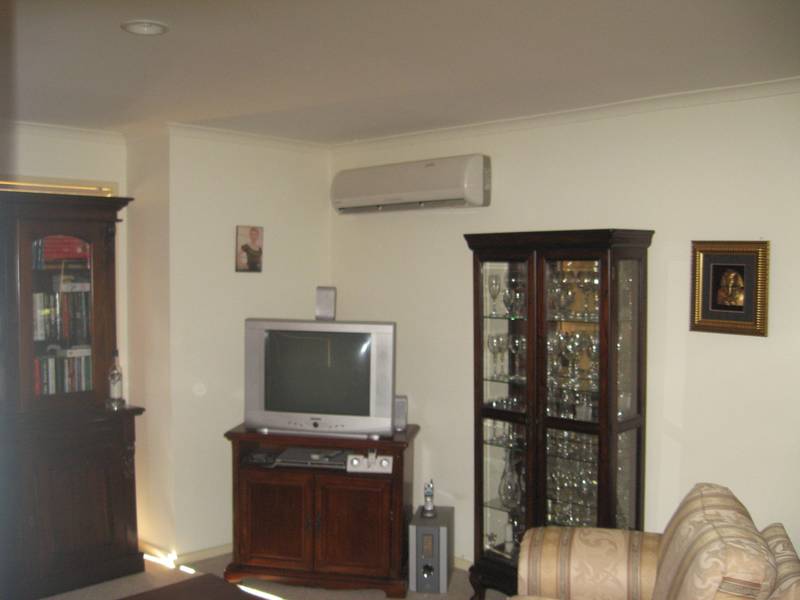 IMMACULATE TOWNHOUSE Picture 3