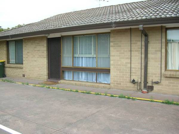 CLOSE TO PUBLIC TRANSPORT Picture 1