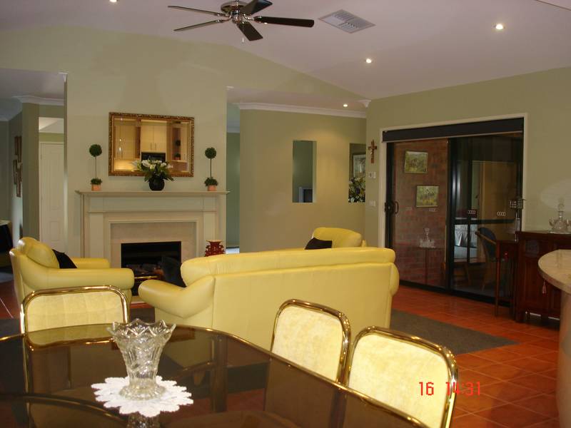 SINGLE LEVEL LUXURY Picture 2