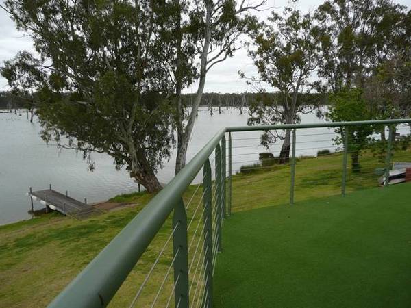 BUNDALONG WATERFRONT RETREAT Picture 3