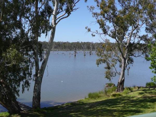 BUNDALONG WATERFRONT RETREAT Picture 2