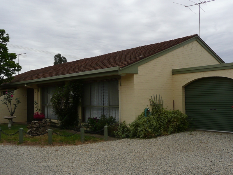 READY TO MOVE IN OR LEASE! Picture 1