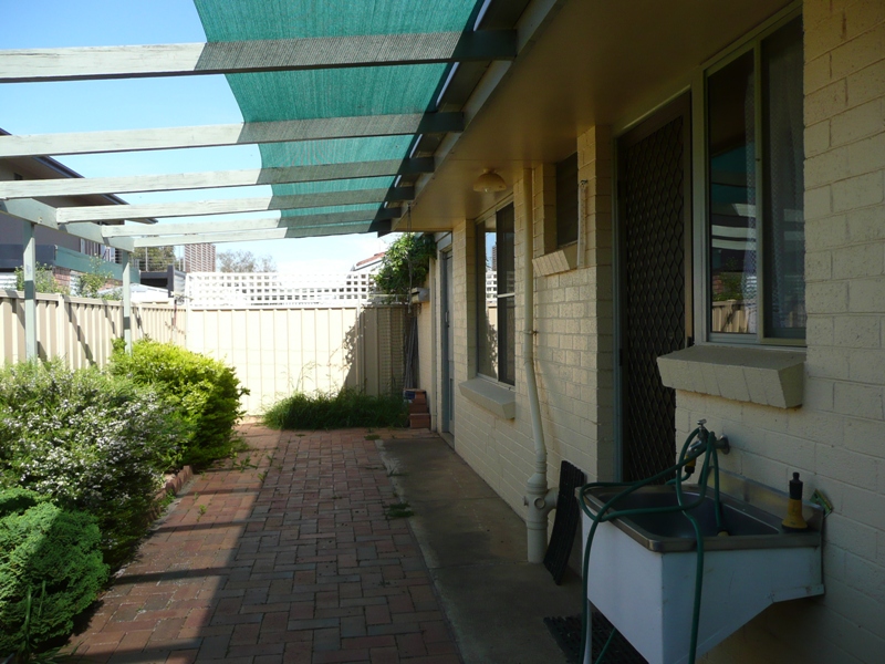 READY TO MOVE IN OR LEASE! Picture 3