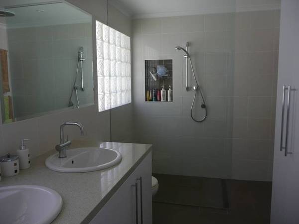 LAKE FRONTAGE Picture 2