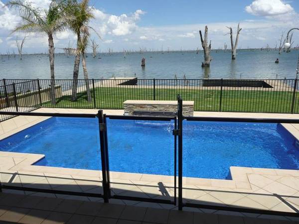 LAKE FRONTAGE Picture 1