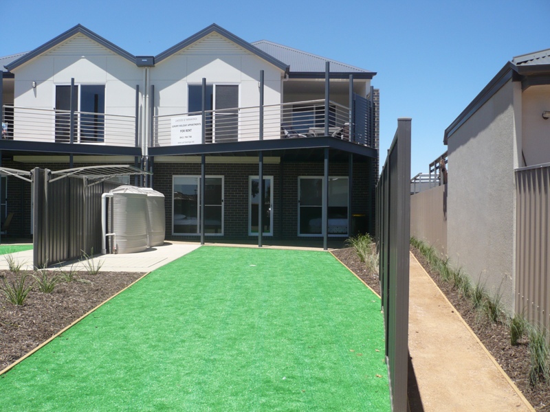 CONTEMPORARY TOWNHOUSE LIVING Picture 1