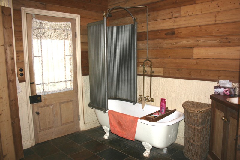 OLD WORLD CHARM Picture 2