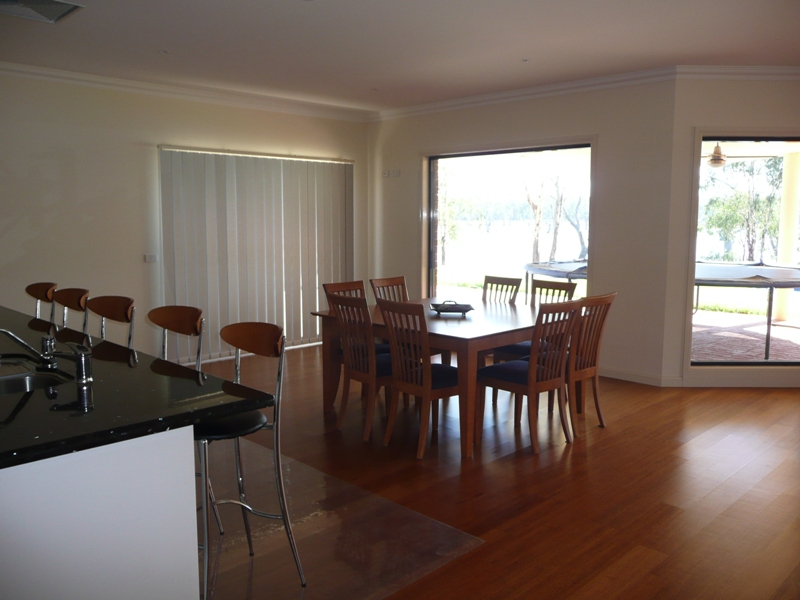 CHIC WATERFRONT LIVING AT ITS BEST Picture 3