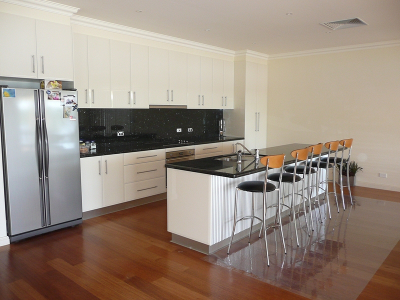 CHIC WATERFRONT LIVING AT ITS BEST Picture 2