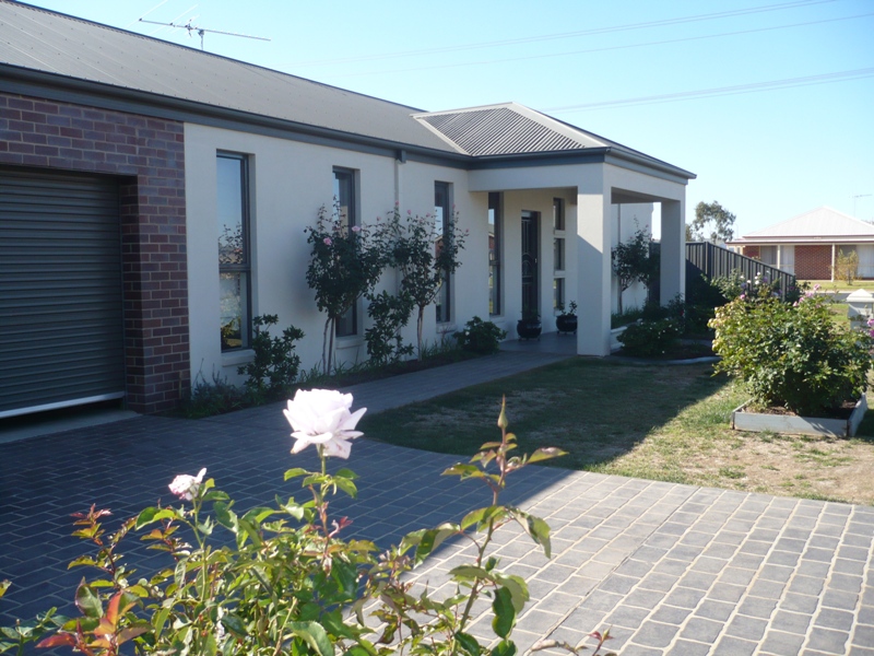 WARM WELCOME Picture 3