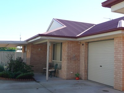 TOWNHOUSE WITH PARKING FOR BOAT Picture