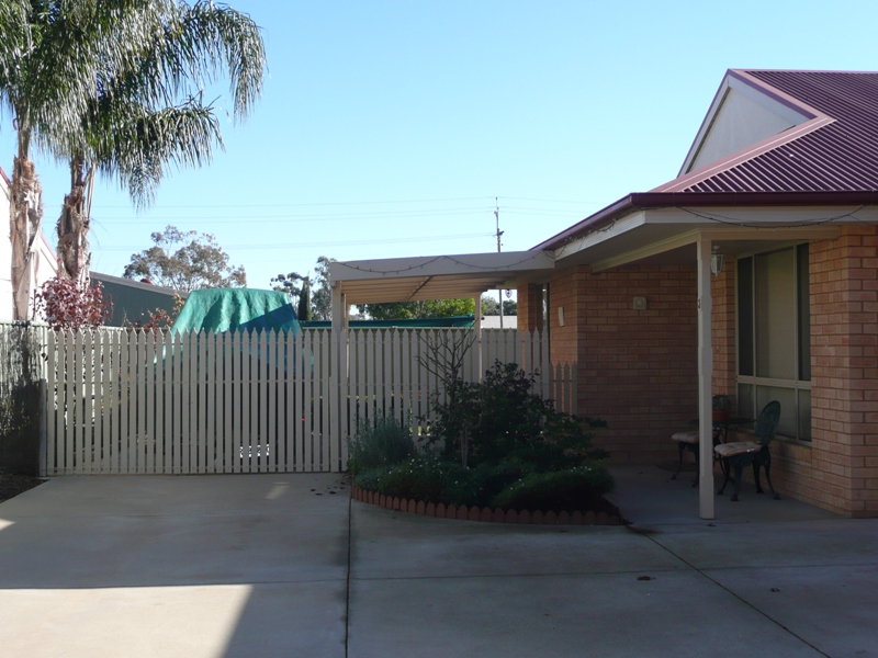 TOWNHOUSE WITH PARKING FOR BOAT Picture 3