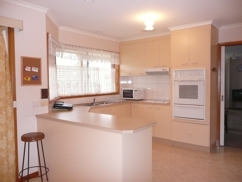 LAKESIDE ESTATE TOWNHOUSE Picture 3