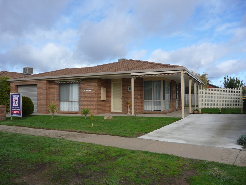 LAKESIDE ESTATE TOWNHOUSE Picture 1