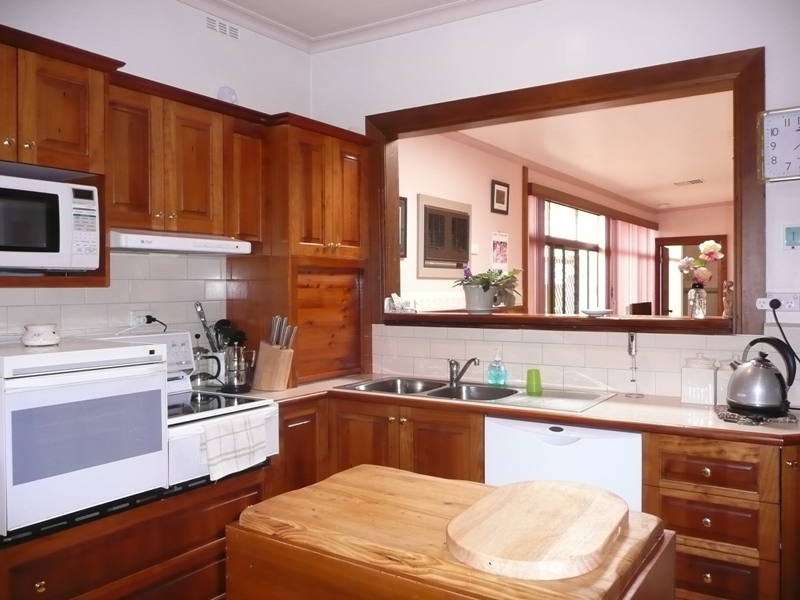 A HOUSE FULL OF FEATURES Picture 2