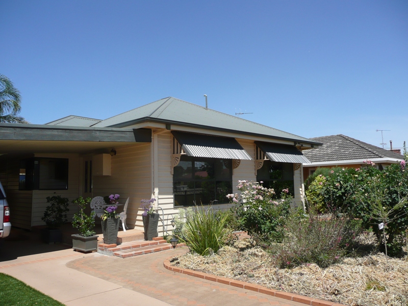 A HOUSE FULL OF FEATURES Picture 1