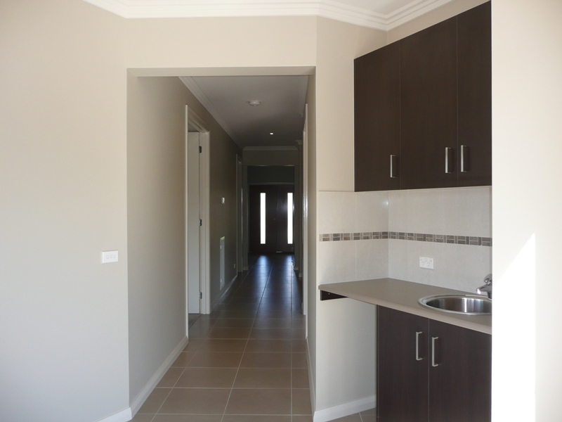 LUXURY LAKESIDE LIVING Picture 3