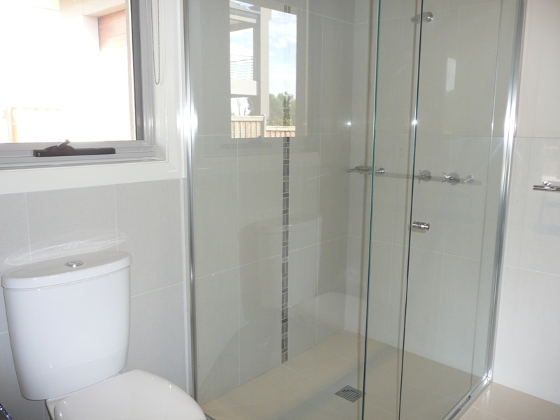 LUXURY LAKESIDE LIVING Picture 2