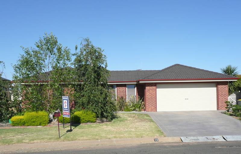 MAGNIFICENT FAMILY HOME Picture 1